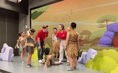 北京勵步戲劇課程 專業(yè)引導(dǎo)下的表演舞臺，點(diǎn)亮孩子的無限潛能